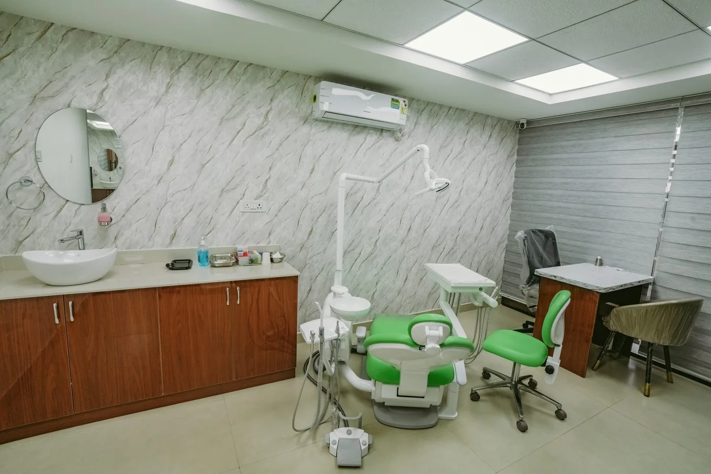 Apollo Clinic Akshay Nagar dental operatory
