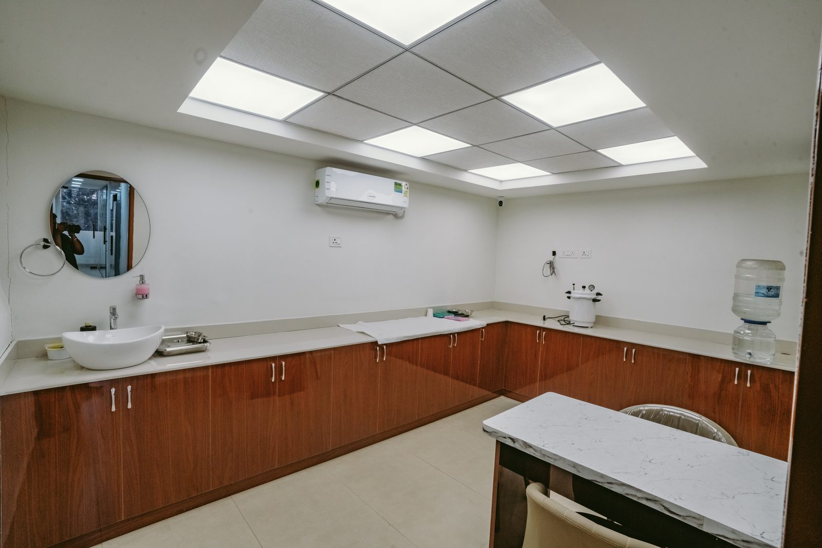 Treatment room with U-shaped counter and basin