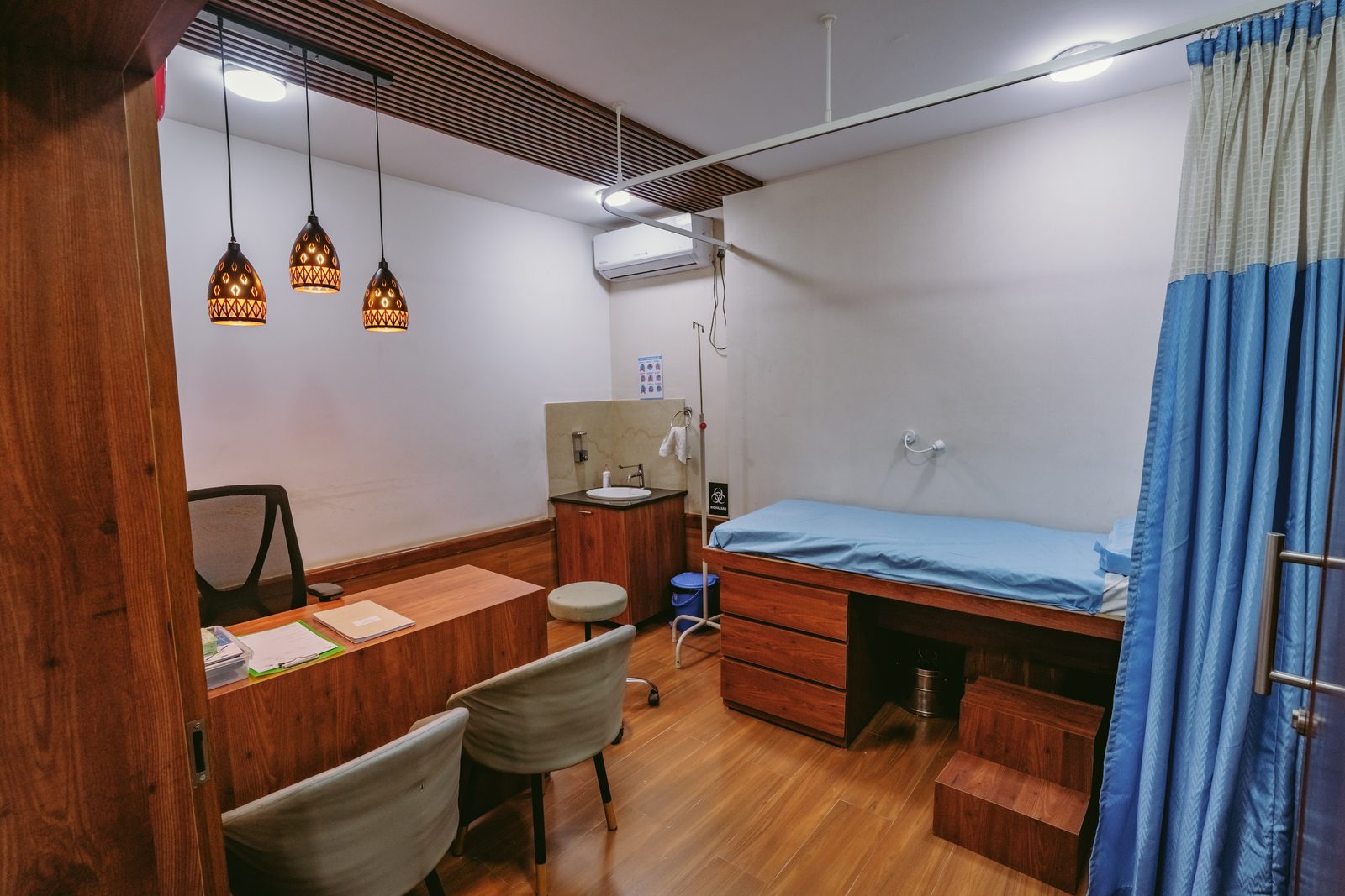 Day-care recovery bay with bed and desk
